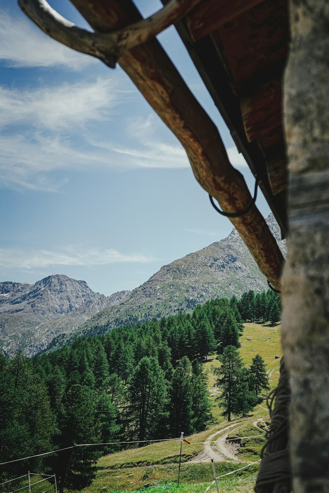 Chalet suisse traditionnel dans les Alpes avec grand balcon en bois