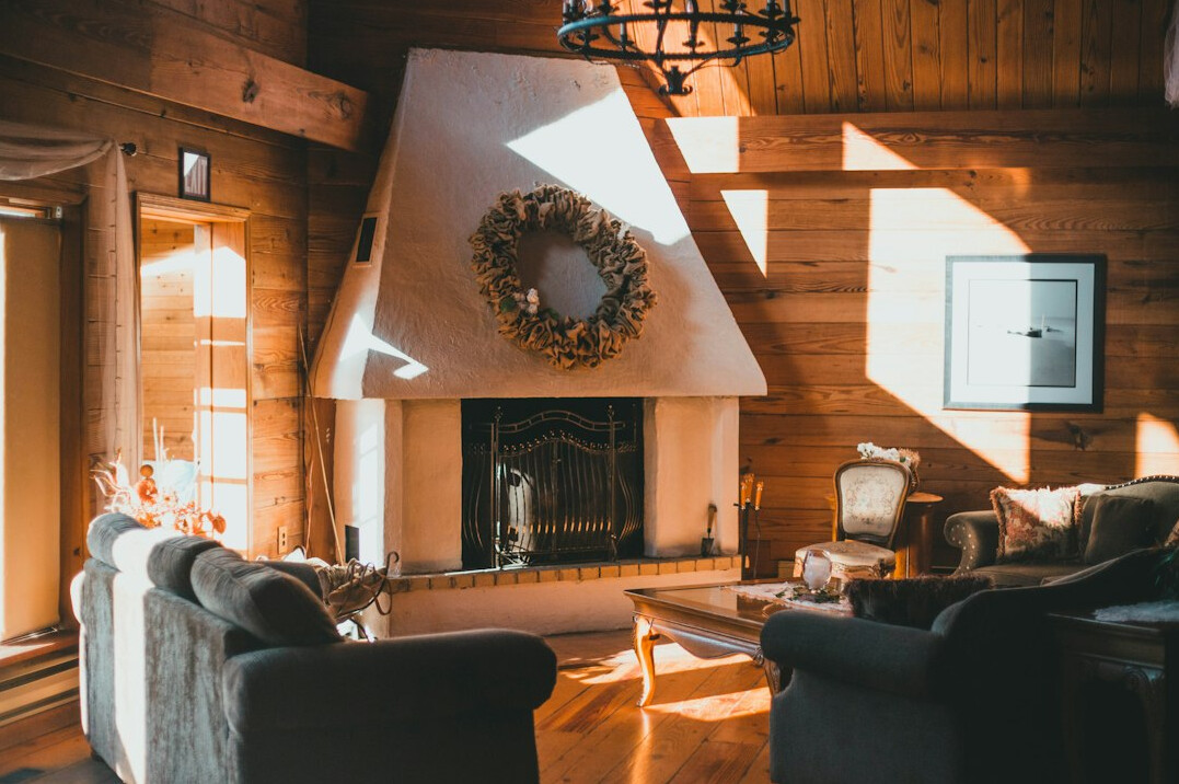 Intérieur chaleureux d'un chalet de montagne avec poutres en bois