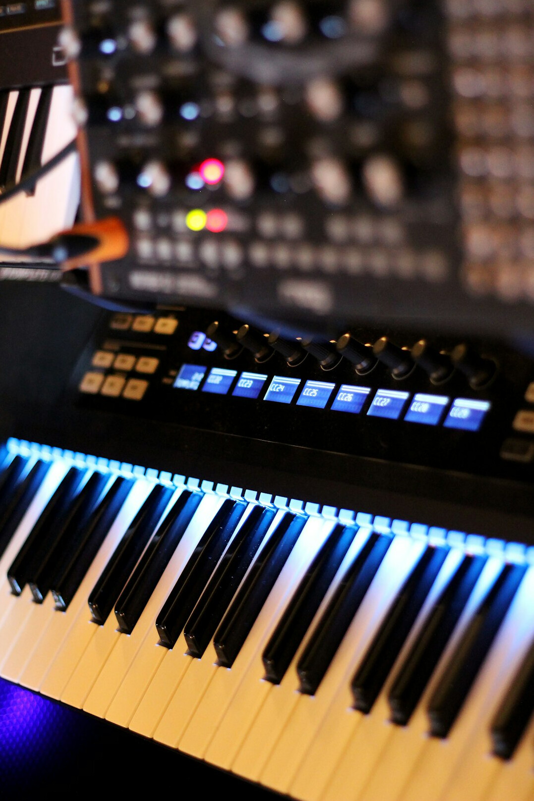 Home studio d'enregistrement avec piano et équipement audio