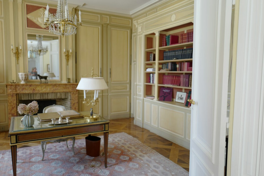 Bureau élégant avec bibliothèque et bureau en bois