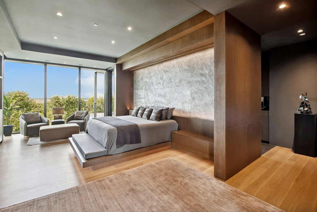 bedroom in famous actor house