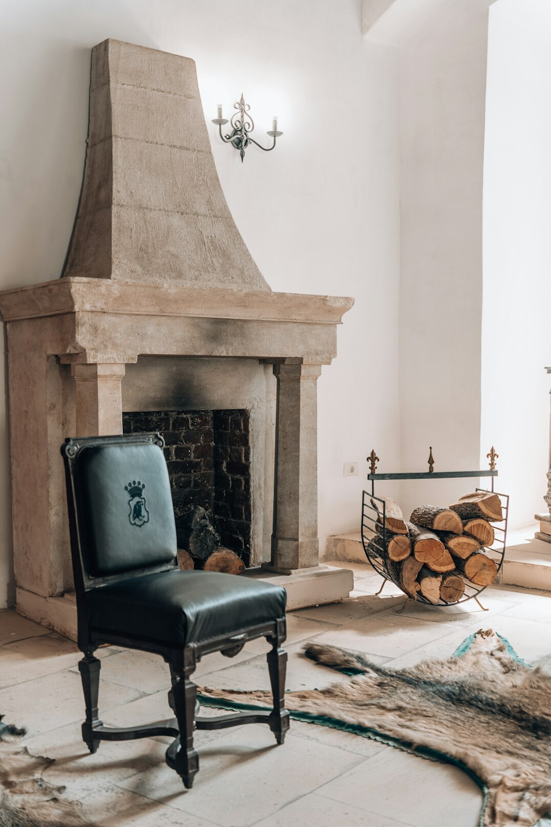 Salon élégant avec cheminée en pierre et mobilier vintage