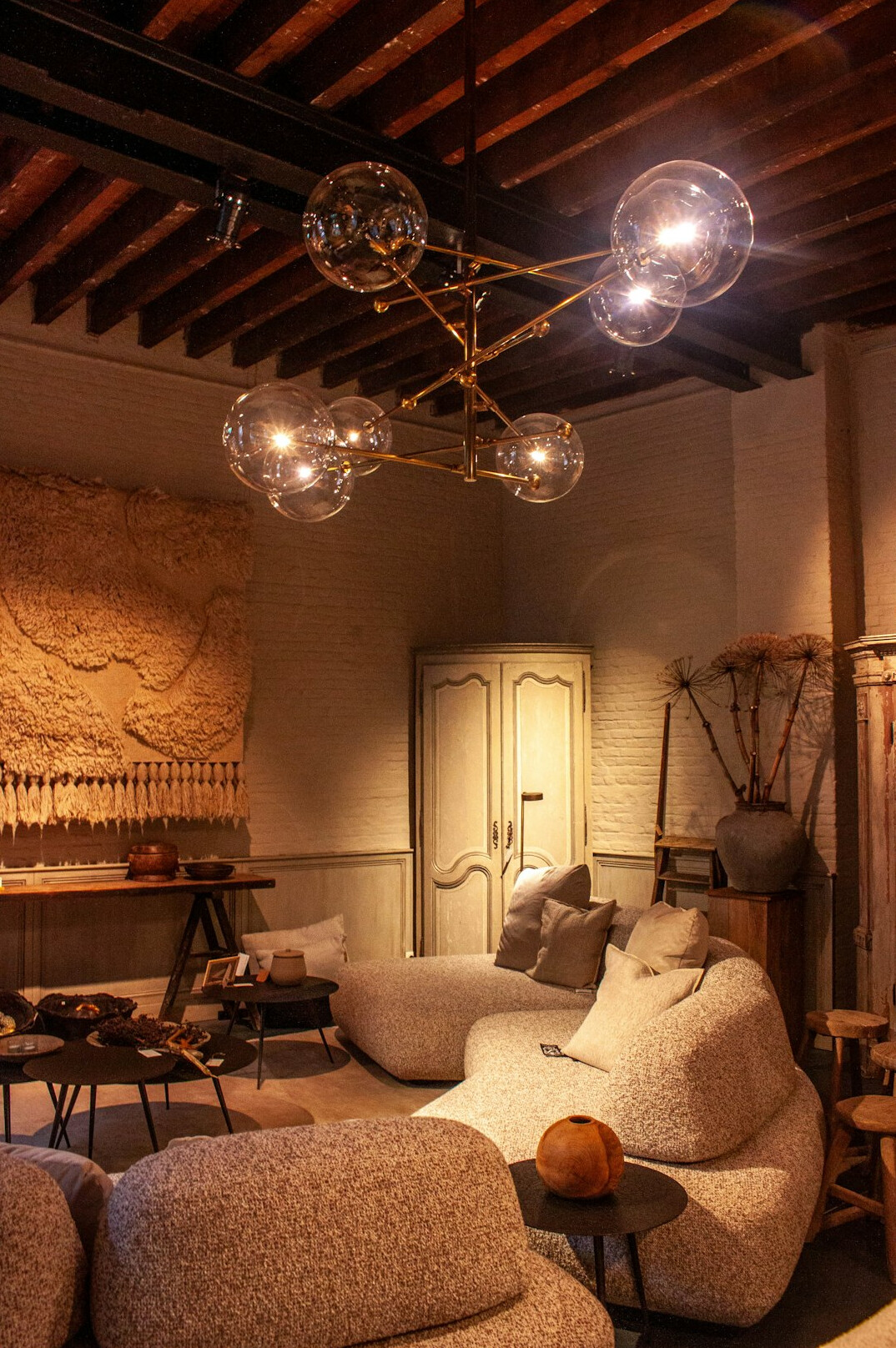 Coin salon avec mobilier vintage des années 1980 et luminaires en laiton